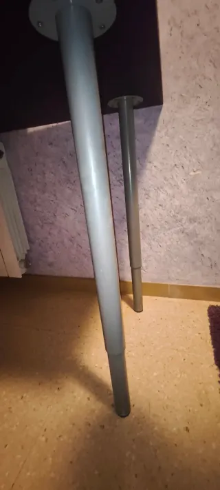 Mesa escritorio morada con estanterías