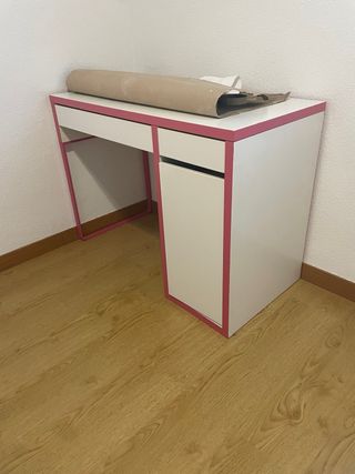 Scrivania bianca e rosa con cassetti