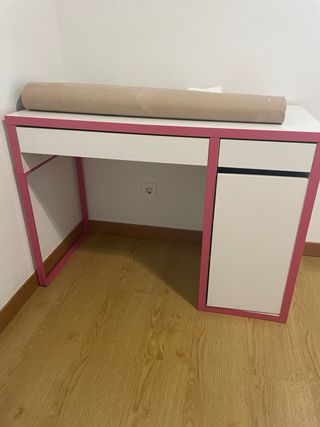 Scrivania bianca e rosa con cassetti