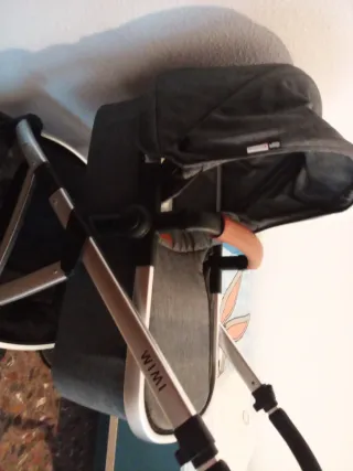 Carrito de bebé gris