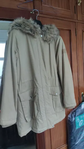 Parka beige con capucha