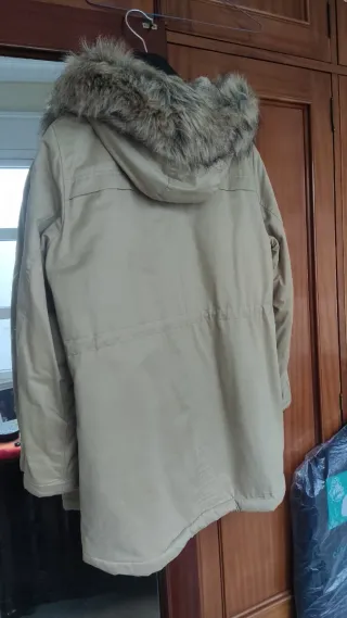 Parka beige con capucha