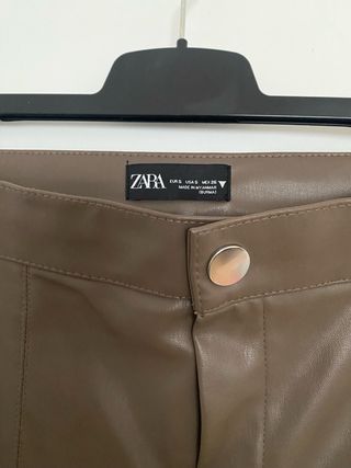 Pantalón polipiel Zara marrón
