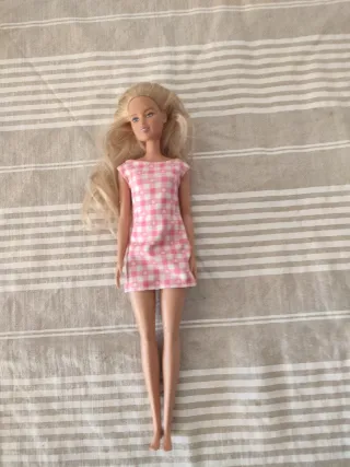 Muñeca Barbie vestido rosa cuadros