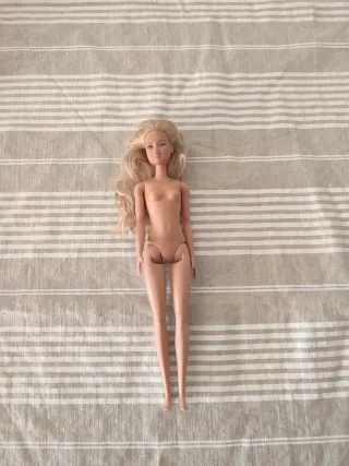 Muñeca Barbie vestido rosa cuadros