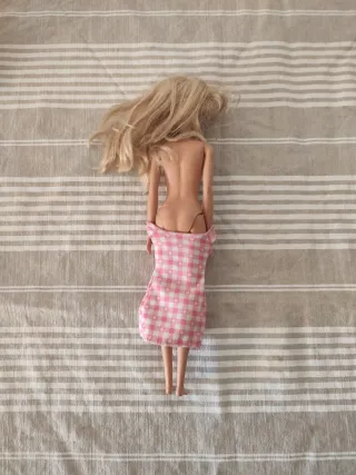 Muñeca Barbie vestido rosa cuadros