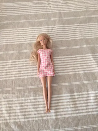 Muñeca Barbie vestido rosa cuadros