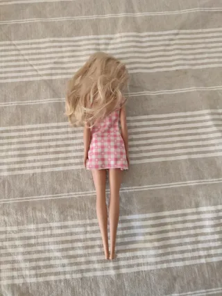 Muñeca Barbie vestido rosa cuadros