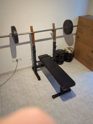 Banco de pesas con barra, mancuernas y discos
