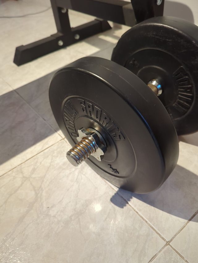 Banco de pesas con barra, mancuernas y discos