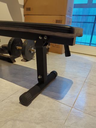 Banco de pesas con barra, mancuernas y discos