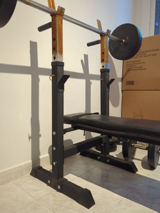 Banco de pesas con barra, mancuernas y discos