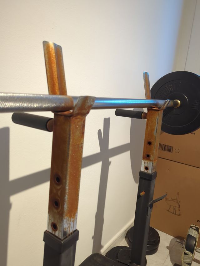 Banco de pesas con barra, mancuernas y discos