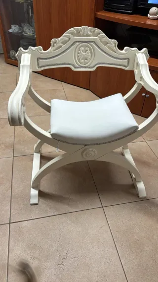 Poltrona bianca con dettagli argento