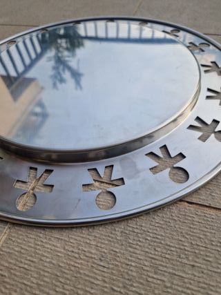 Vassoio Alessi in metallo con figure