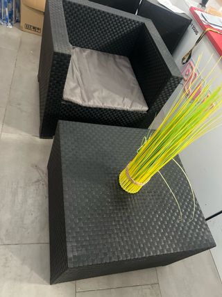 Conjunto sillón y mesa ratán negro