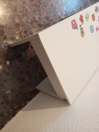 Mesa infantil blanca con pegatinas