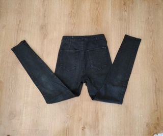 Pantalón vaquero negro pitillo