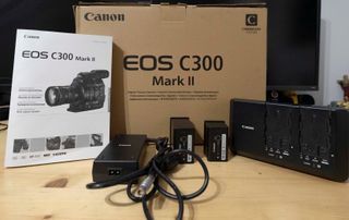 Canon EOS C300 Mark II + BATERIAS + TARJETAS