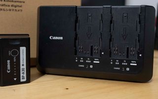 Canon EOS C300 Mark II + BATERIAS + TARJETAS