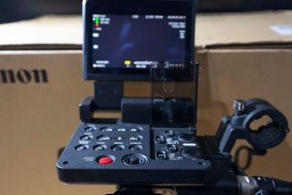 Canon EOS C300 Mark II + BATERIAS + TARJETAS