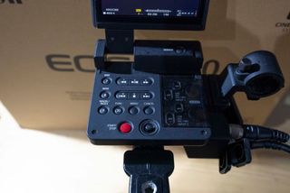 Canon EOS C300 Mark II + BATERIAS + TARJETAS