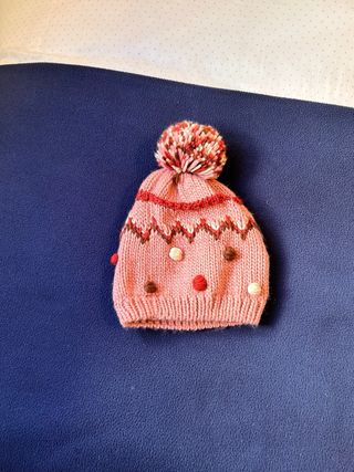 Gorro tejido pompón rosa y multicolor