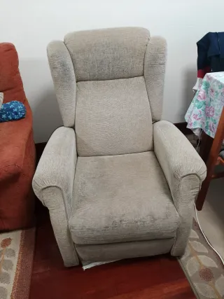 Poltrona relax in tessuto beige e grigio, reclinabile.