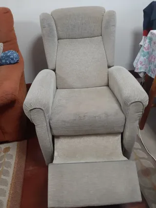 Poltrona relax in tessuto beige e grigio, reclinabile.