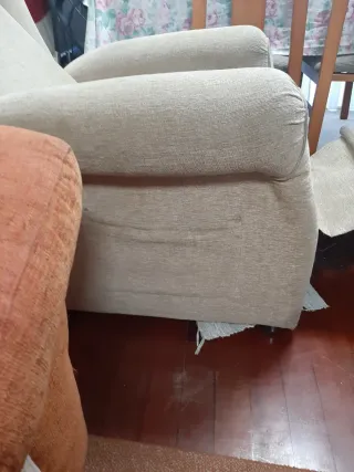 Poltrona relax in tessuto beige e grigio, reclinabile.