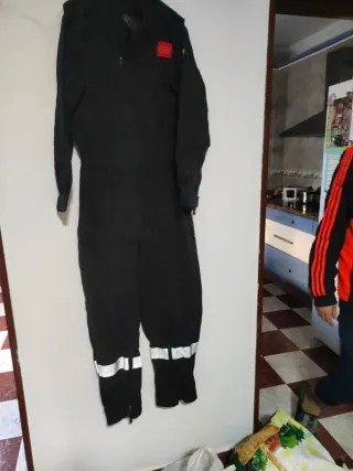 Mono de trabajo negro con reflectantes