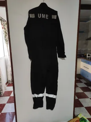 Mono de trabajo negro con reflectantes