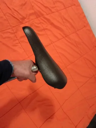 Sillín de bicicleta negro.