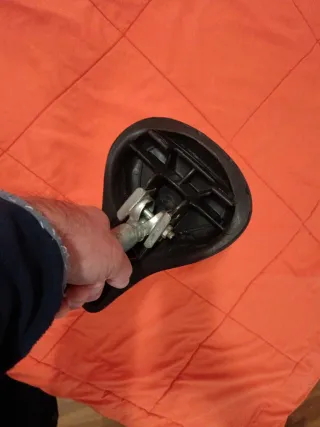 Sillín de bicicleta negro.