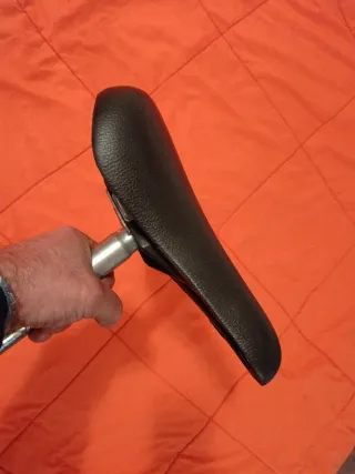 Sillín de bicicleta negro.
