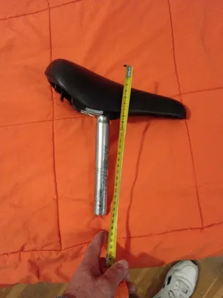 Sillín de bicicleta negro.