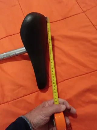 Sillín de bicicleta negro.