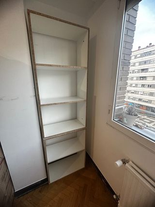 Escritorio blanco patas metal negro