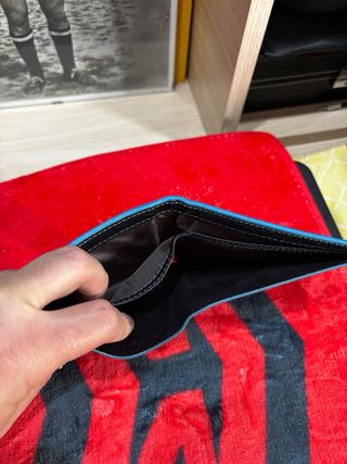 Portafoglio in ecopelle nero con dettagli blu