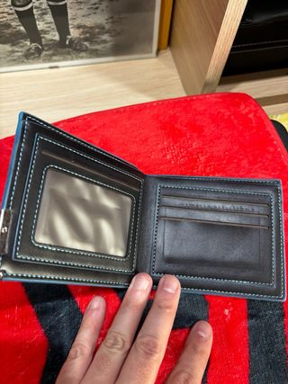 Portafoglio in ecopelle nero con dettagli blu