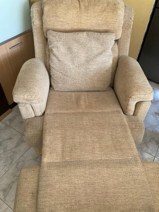 dos sillones de tela beige