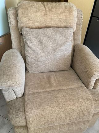 dos sillones de tela beige