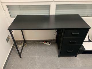 Escritorio negro con silla de oficina