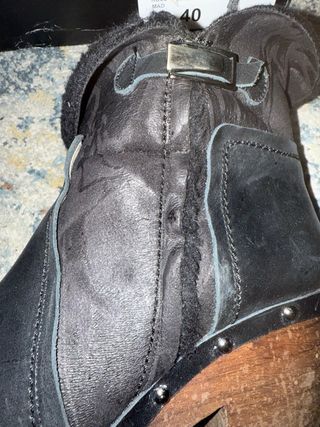 Botines Escarlata Piel Tacón Madera Tachuelas