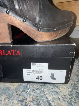 Botines Escarlata Piel Tacón Madera Tachuelas