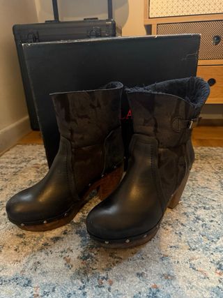 Botines Escarlata Piel Tacón Madera Tachuelas