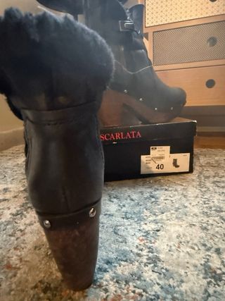 Botines Escarlata Piel Tacón Madera Tachuelas