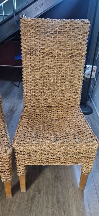Sillas (2 unidades) de mimbre.