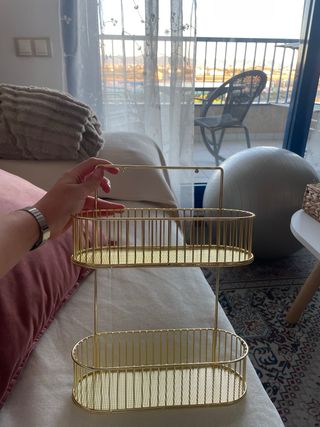 Estantería colgante dorada sin taladro