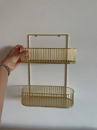 Estantería colgante dorada sin taladro